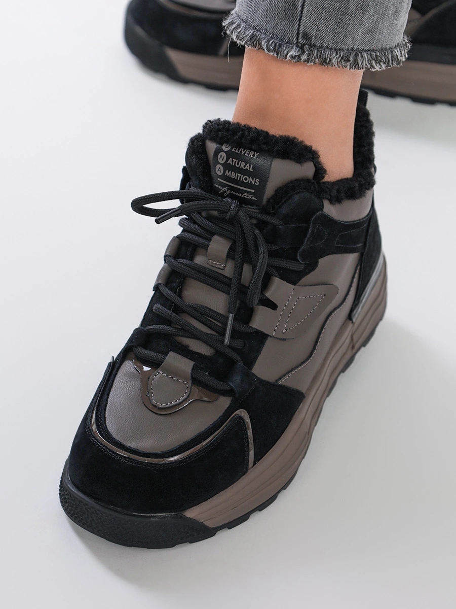 Ботинки серого цвета с рельефным протектором